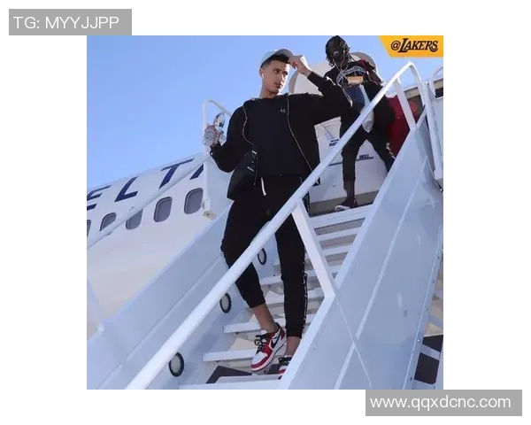 足球明星的时尚用品揭秘:从球场到T台的潮流风向标与个性选择 足球明星的时尚用品揭秘:从球场到T台的潮流风向标与个性选择